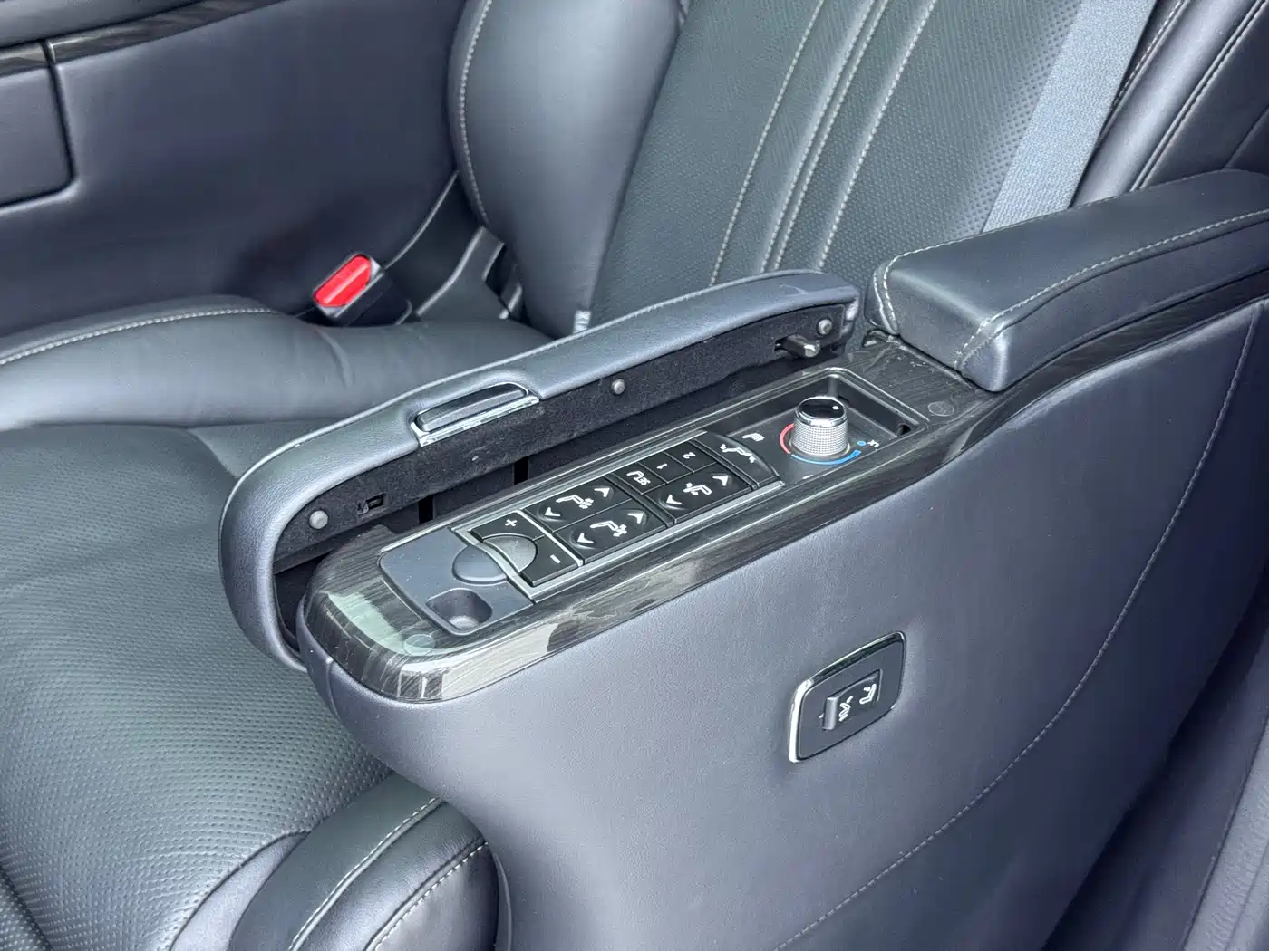 Lexus LM 2020 2020 300h Seven-Seater Elegance Edition
