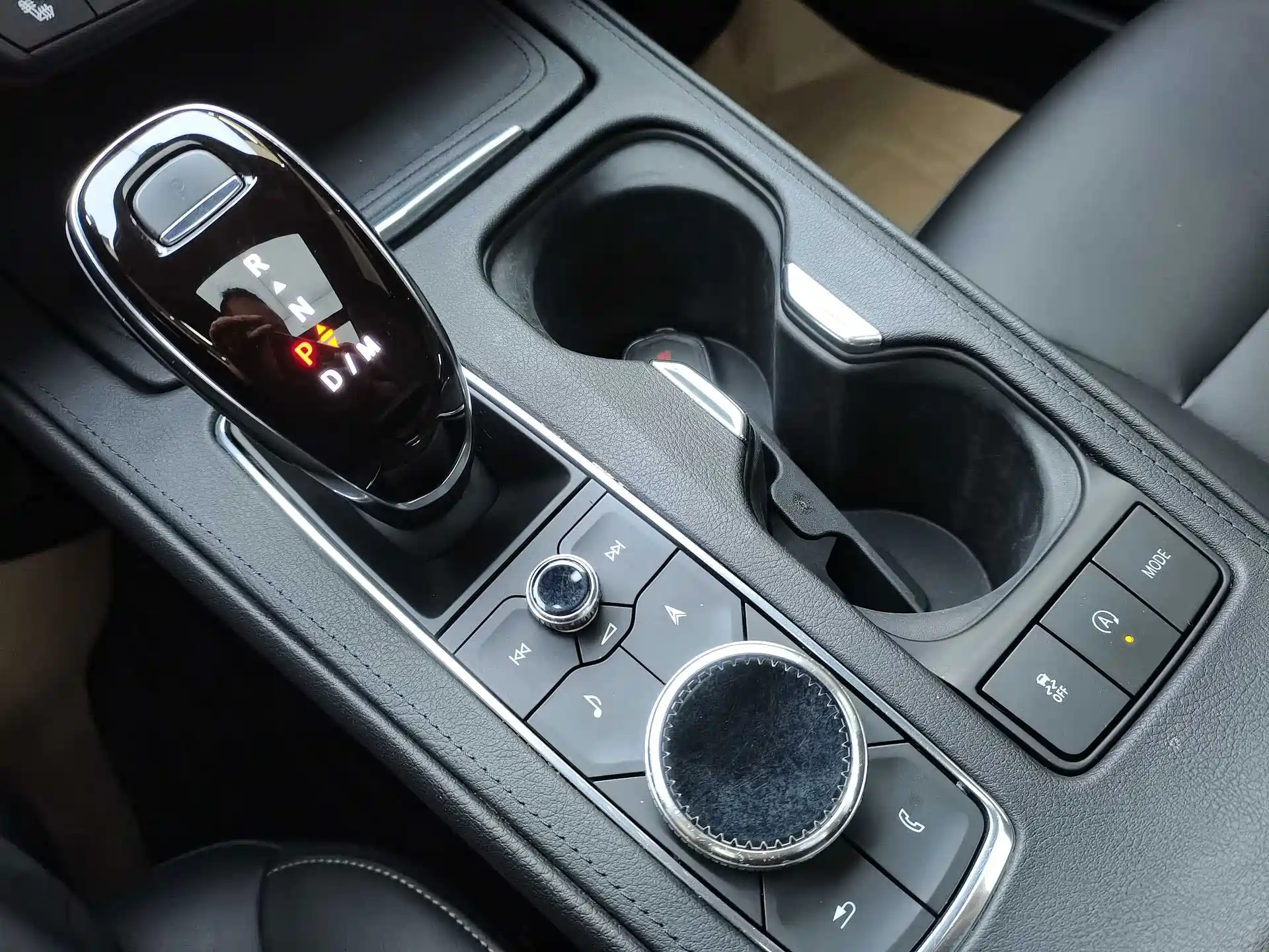 Photo 13 - Cadillac XT4