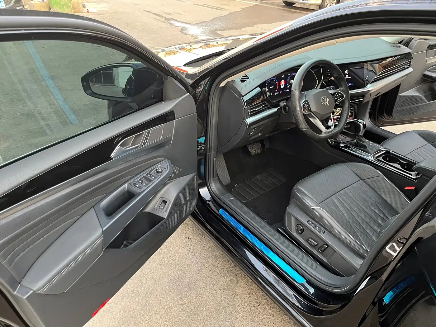 Volkswagen Passat 2022 330TSI Starlight Luxury Edition фото 4