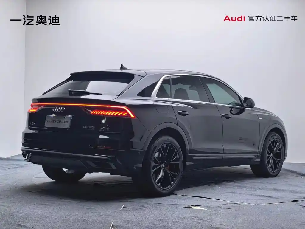 Photo 2 - Audi Q8