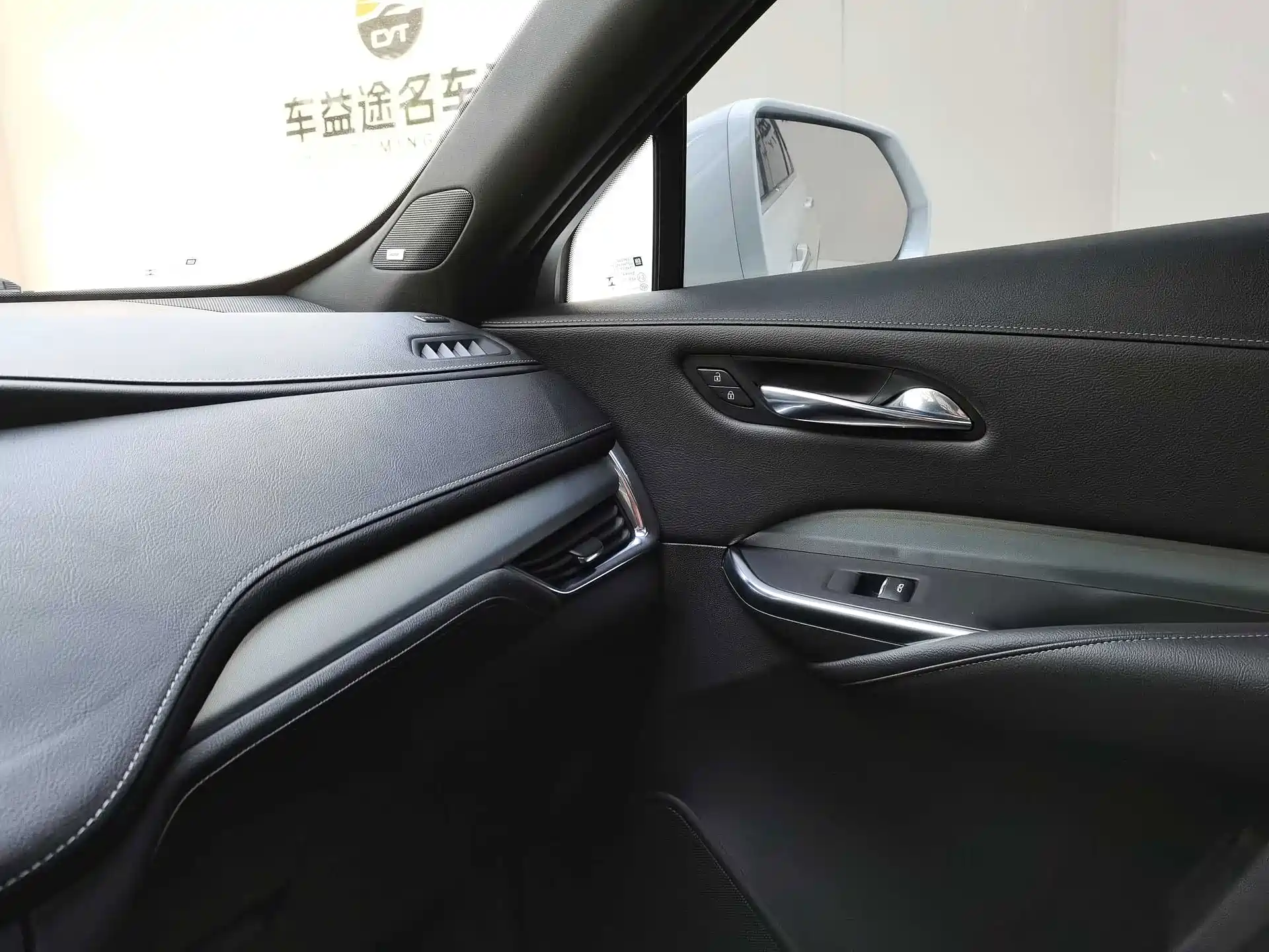 Photo 11 - Cadillac XT4