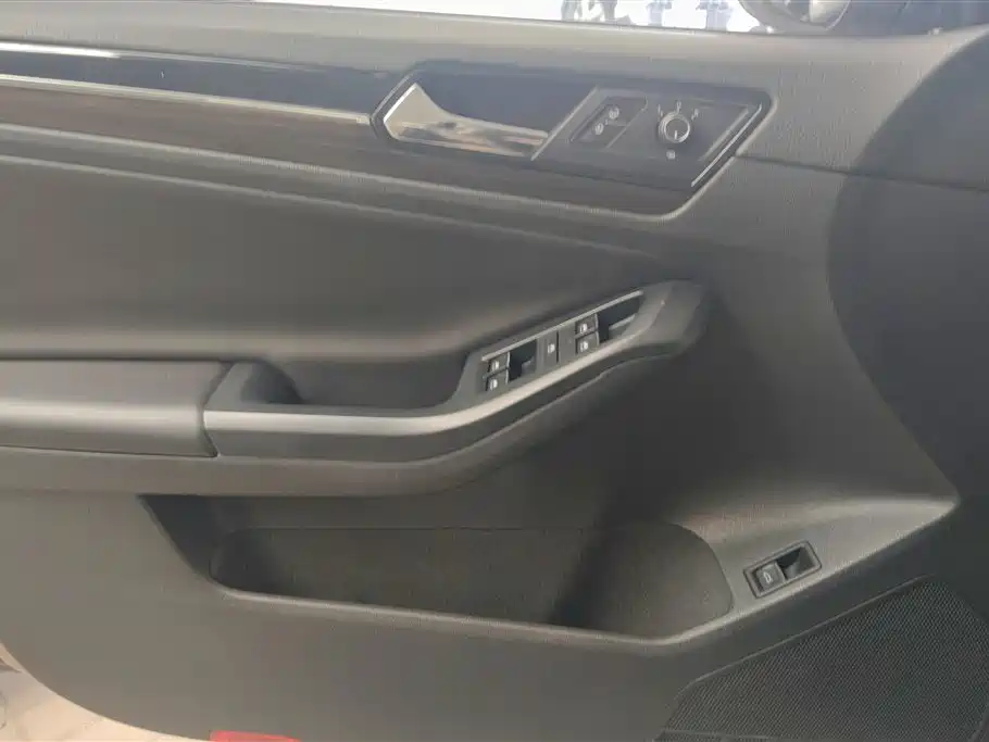 Volkswagen Sagitar 2015 230TSI Automatic Luxury фото 7
