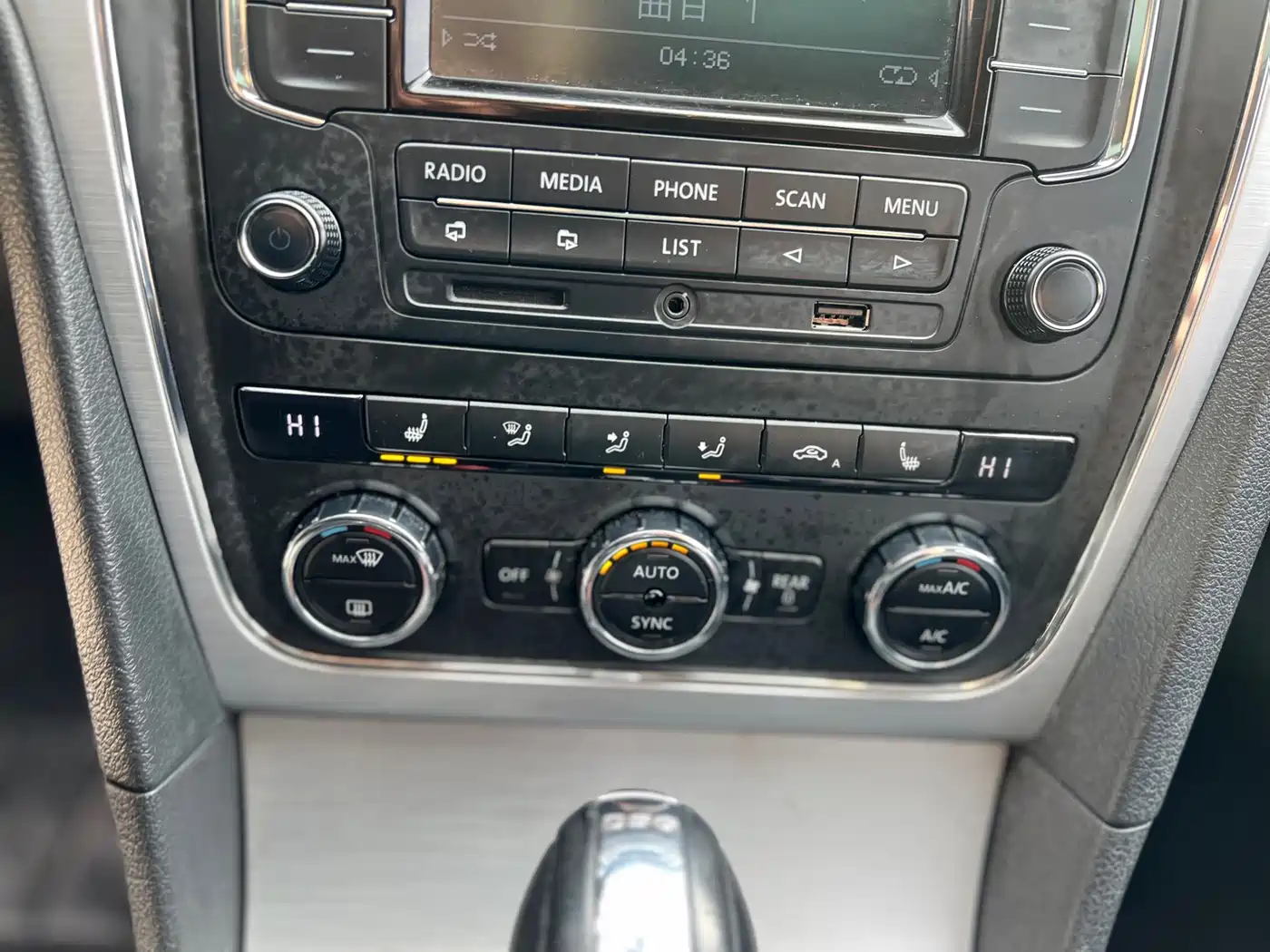 Volkswagen Passat 2014 1.8TSI DSG Luxury Edition фото 15