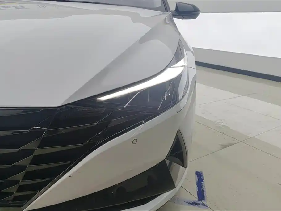 Hyundai Elantra 2021 1.5L CVT LUX Premium Edition фото 5