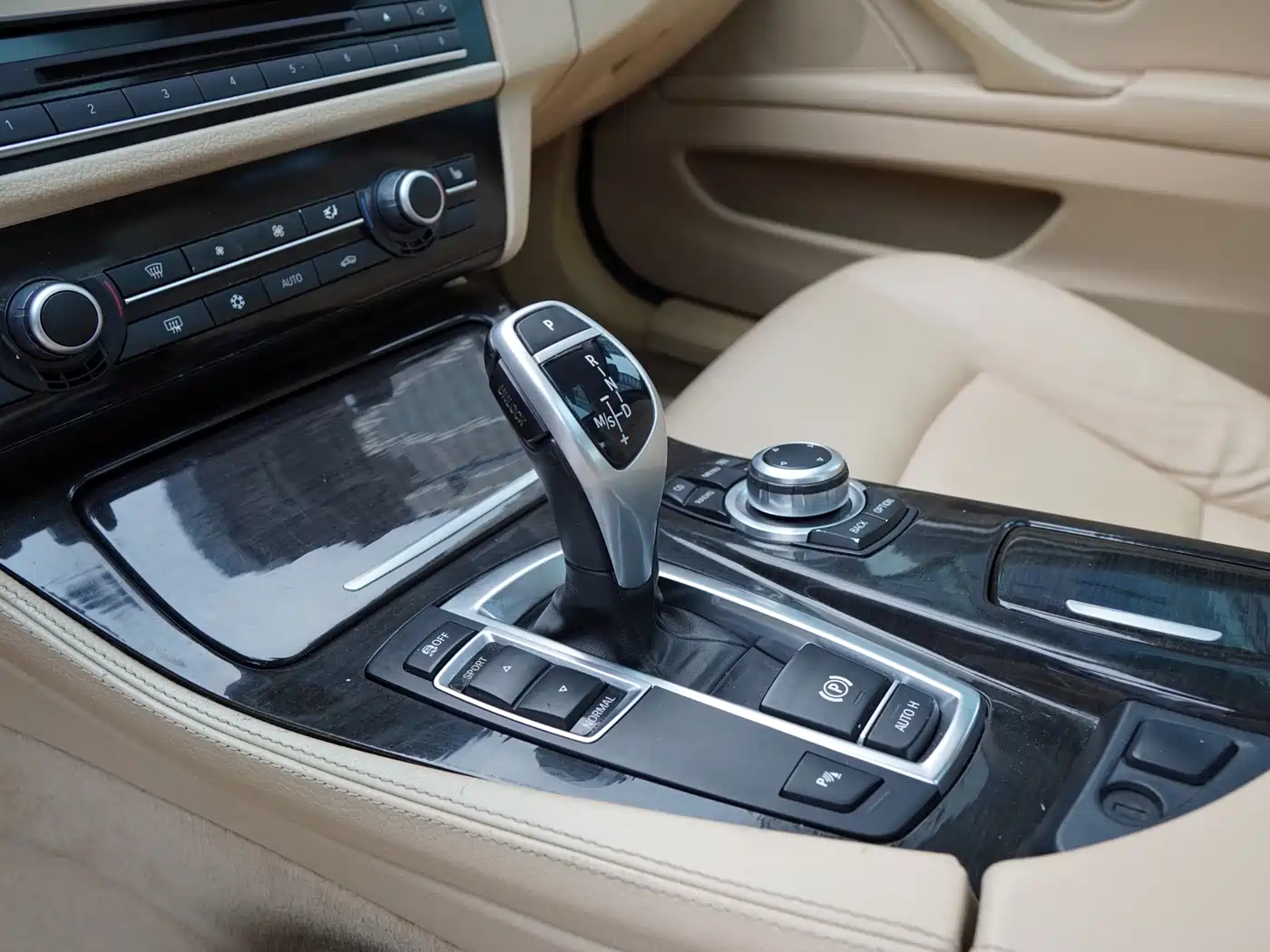 BMW 5 Series 2011 535Li Leading фото 20