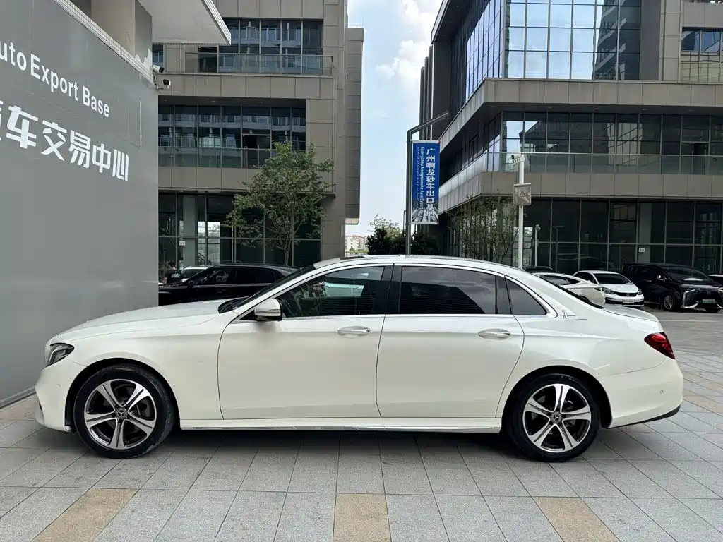 Фото 3 - Mercedes-Benz E-Class