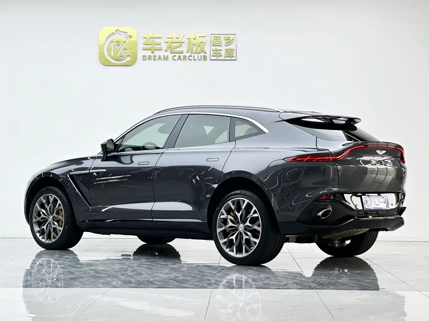 ASTON MARTIN DBX