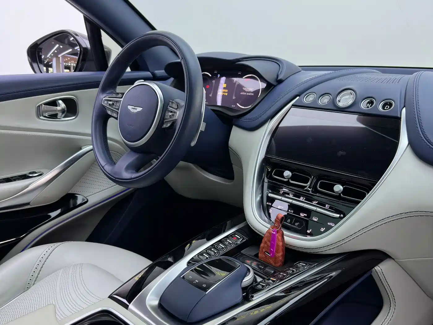 ASTON MARTIN DBX