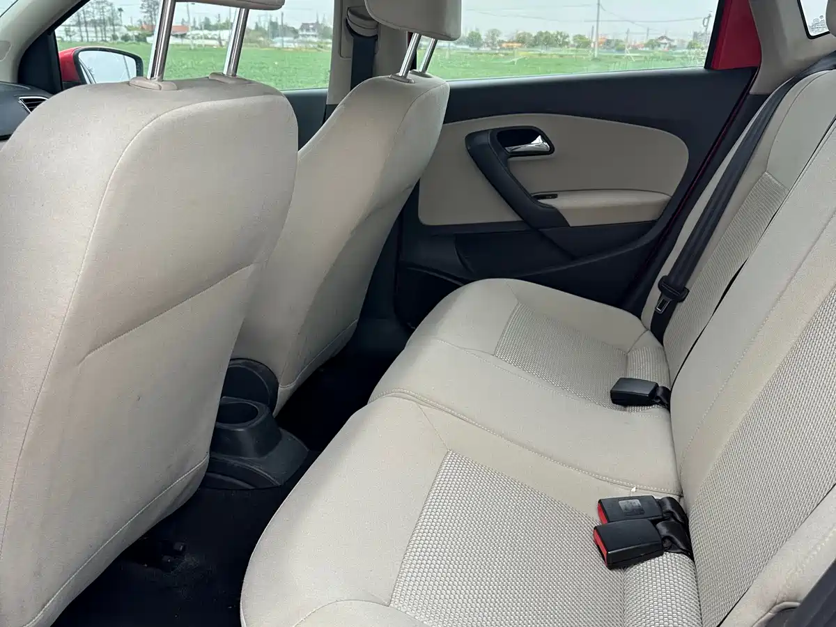 Volkswagen Polo 2011 1.6L Automatic Style Edition фото 5