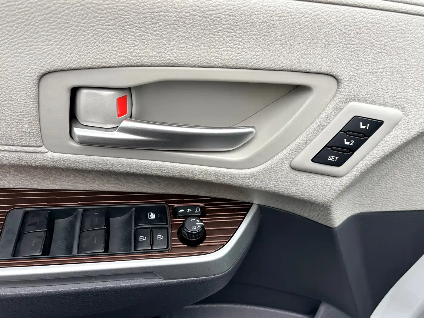 Toyota Granvia 2024 2.5L Hybrid Premium PLUS фото 13