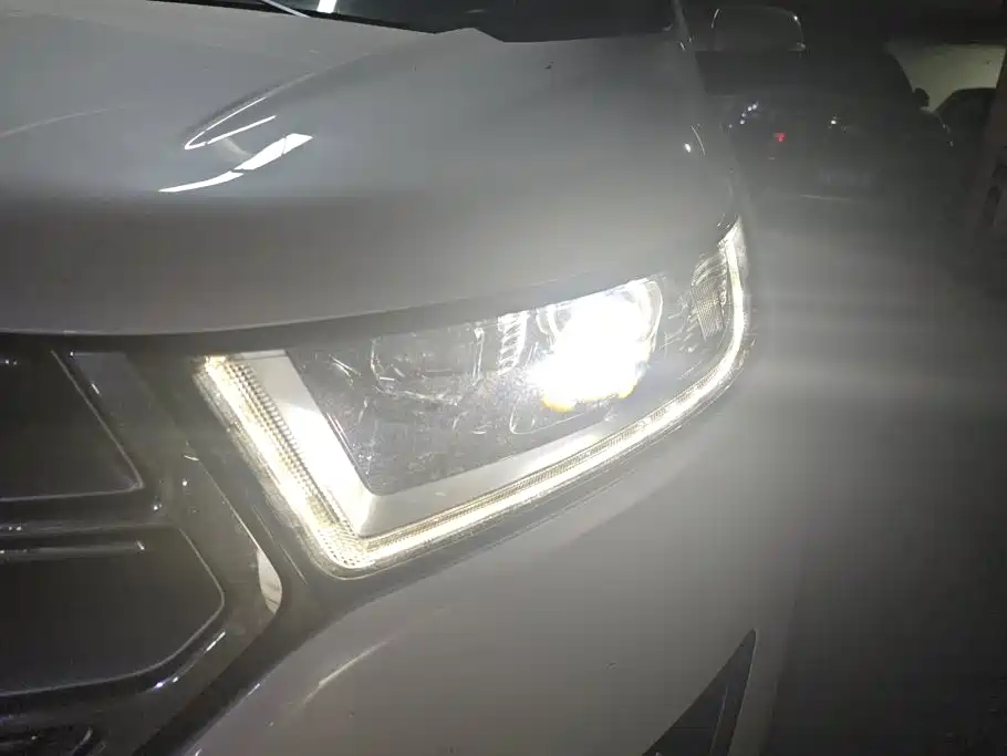 Photo 5 - Ford Edge