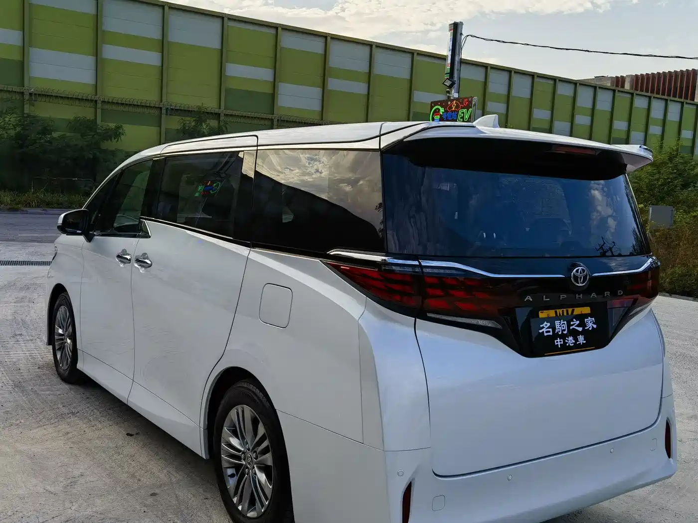 Toyota Alphard 2025 Hybrid 2.5L Prestige Gold Edition фото 5