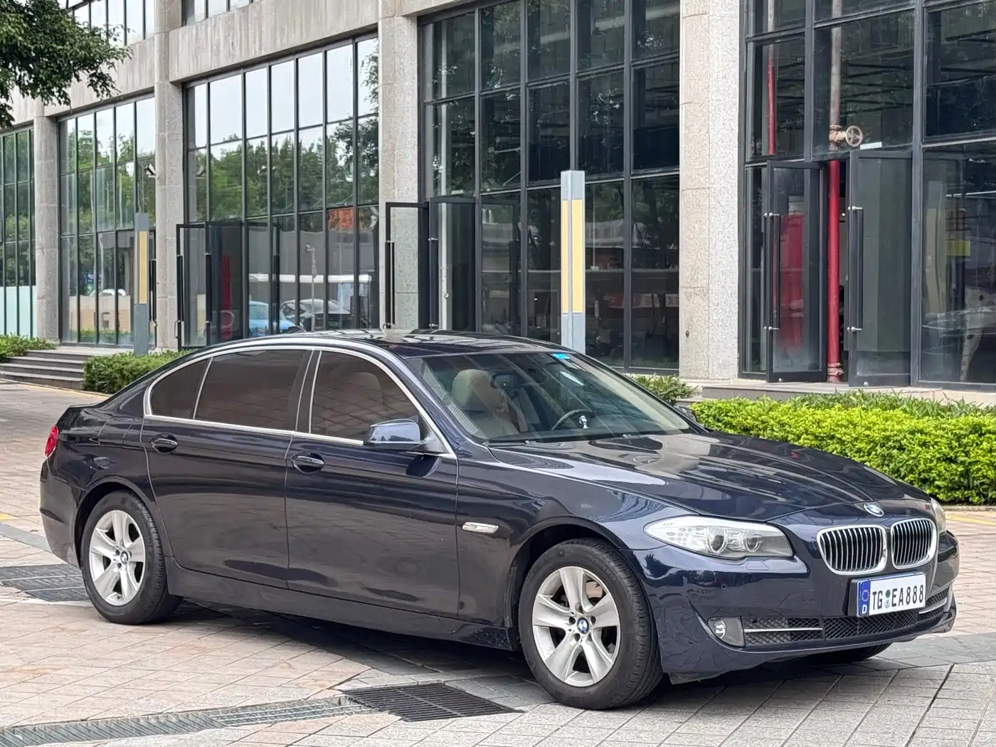 BMW 5 Series 2011 528Li Luxury фото 3