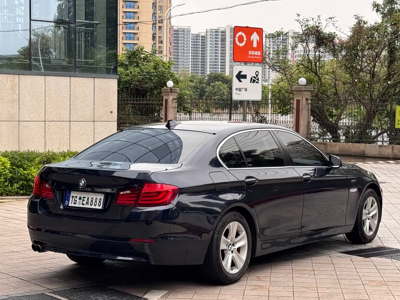 BMW 5 Series 2011 528Li Luxury фото 6