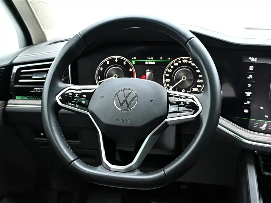 Volkswagen Touareg 2021 3.0TSI R-Line Classic Sport Package фото 18
