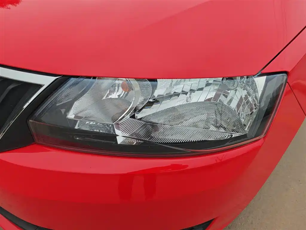 Škoda Skoda Rapid Spaceback 2016 Facelift 1.6L Manual Forward Edition фото 4