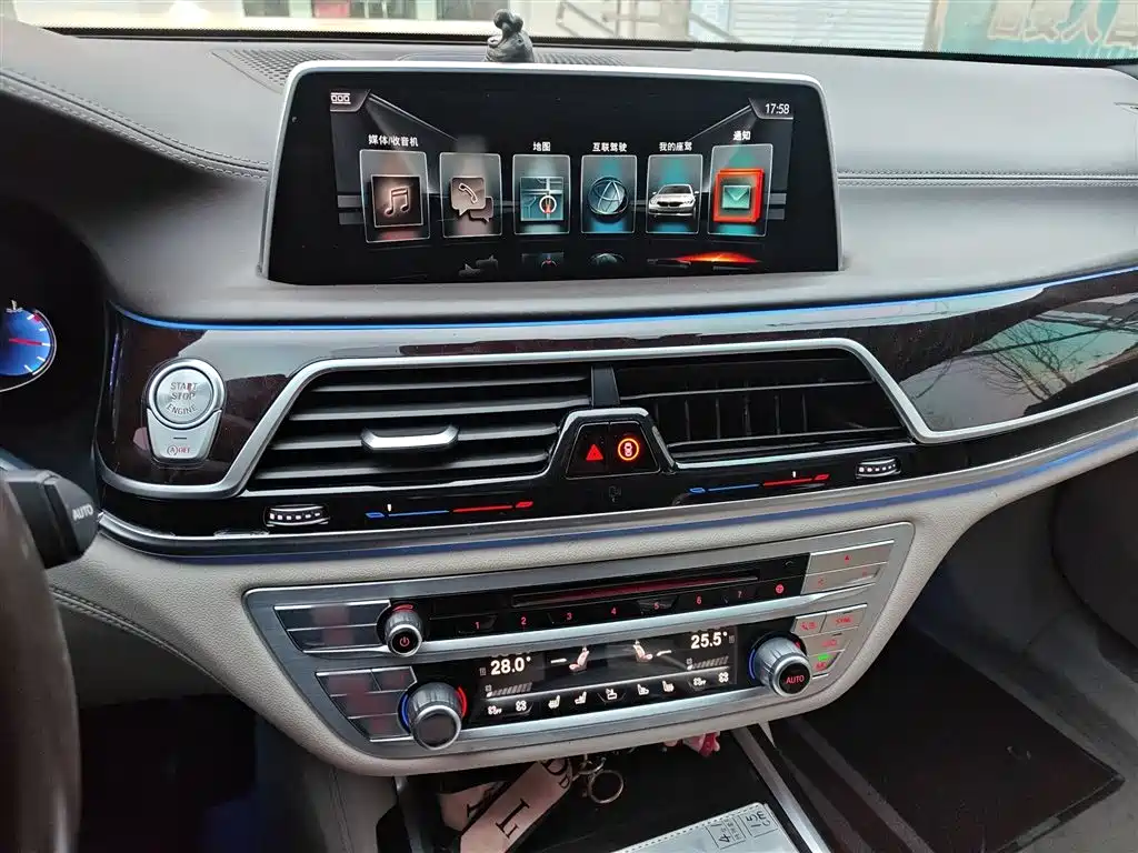 BMW 7 Series 2016 740Li Luxury фото 6