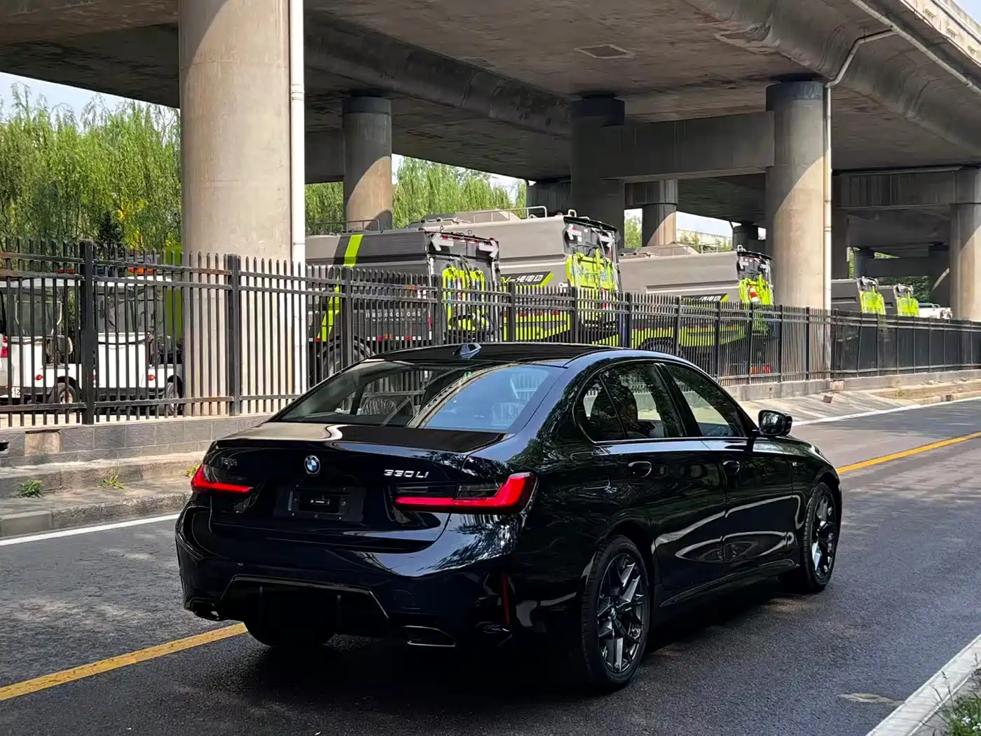 BMW 3 Series 2026 330Li M Sport Shadowline Package фото 32