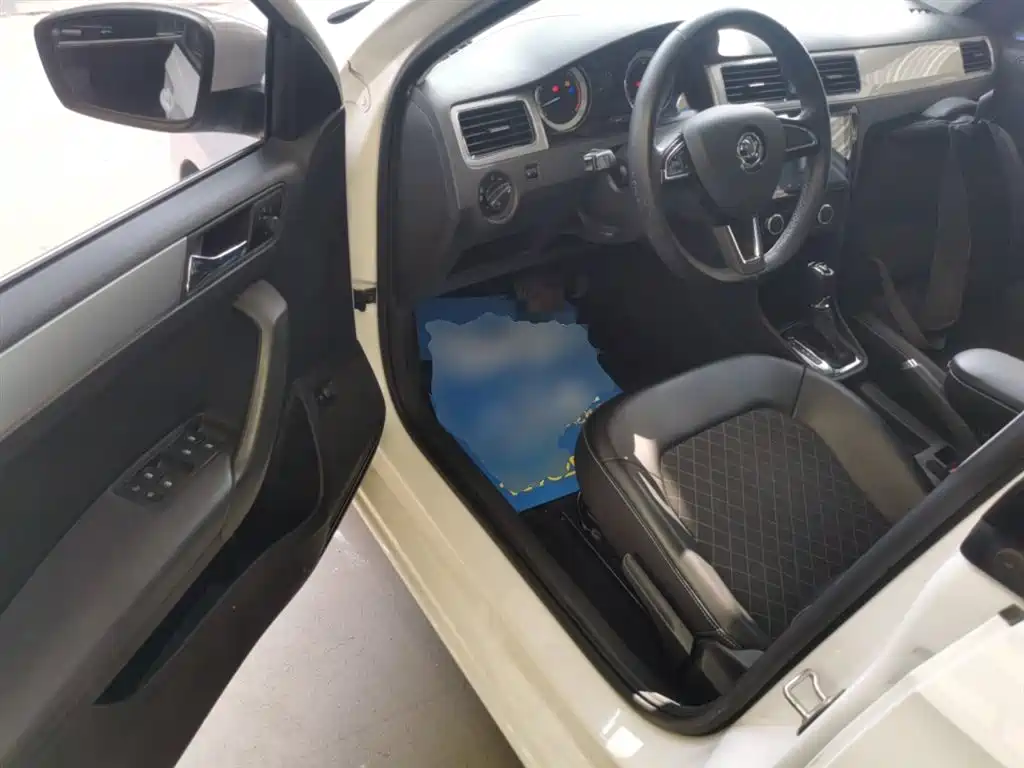 Škoda Rapid 2018 1.6L Automatic Comfort Edition фото 12