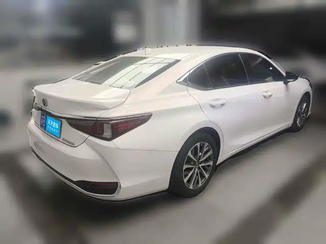 Lexus ES 2021 300h Excellence Edition — фото 2