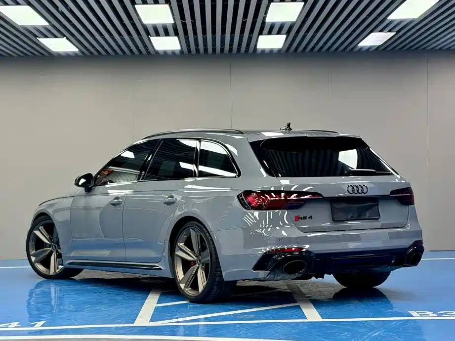 AUDI RS 4