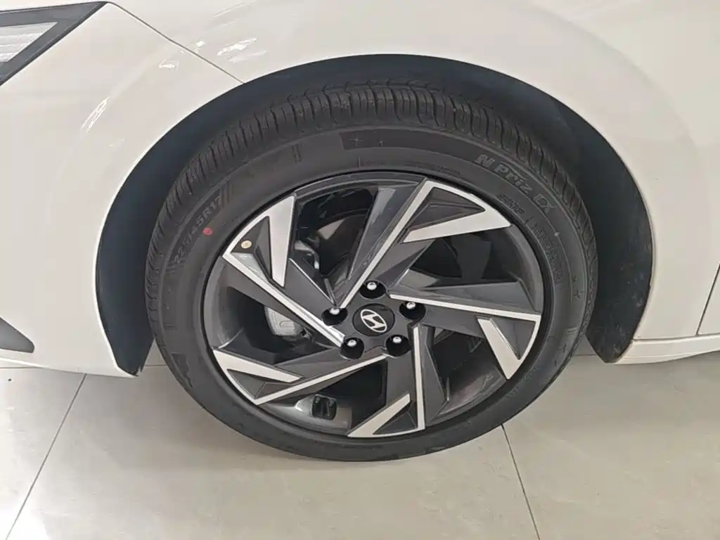 Photo 23 - Hyundai Elantra