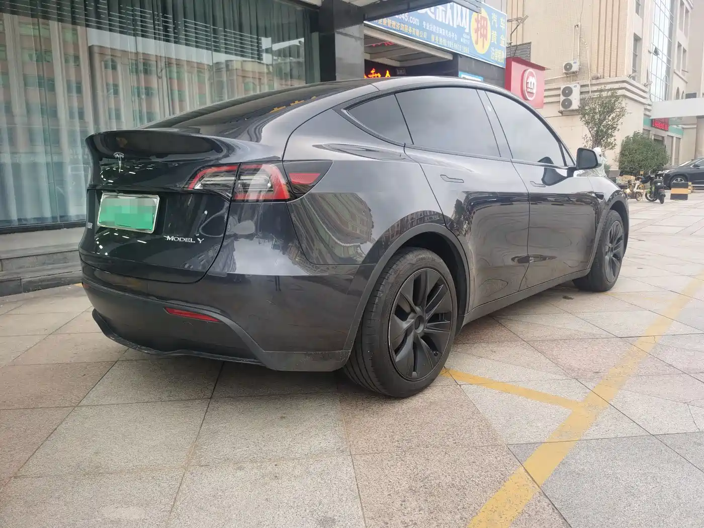 TESLA MODEL Y
