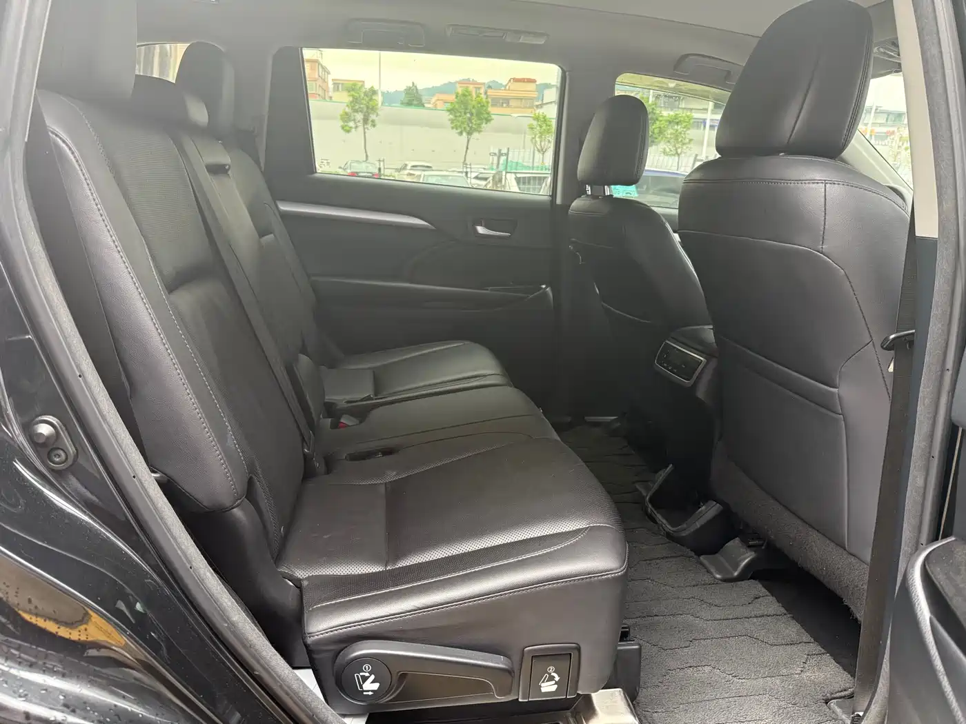 Photo 8 - Toyota Highlander