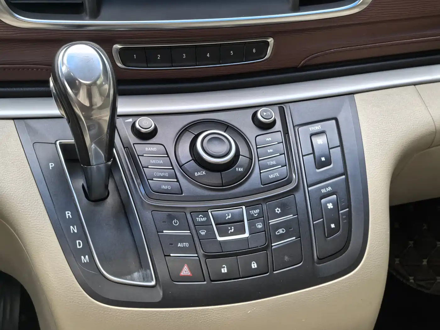 Buick GL8 2015 2.4L Luxury Business Exclusive Edition фото 20