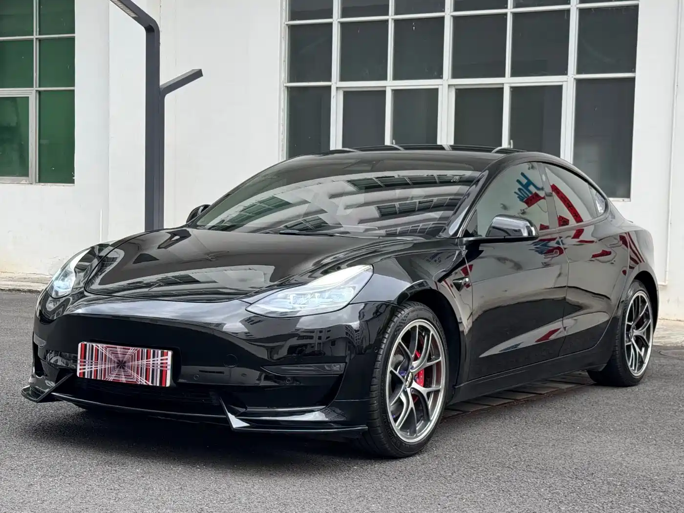 Фото 1 - Tesla Model 3