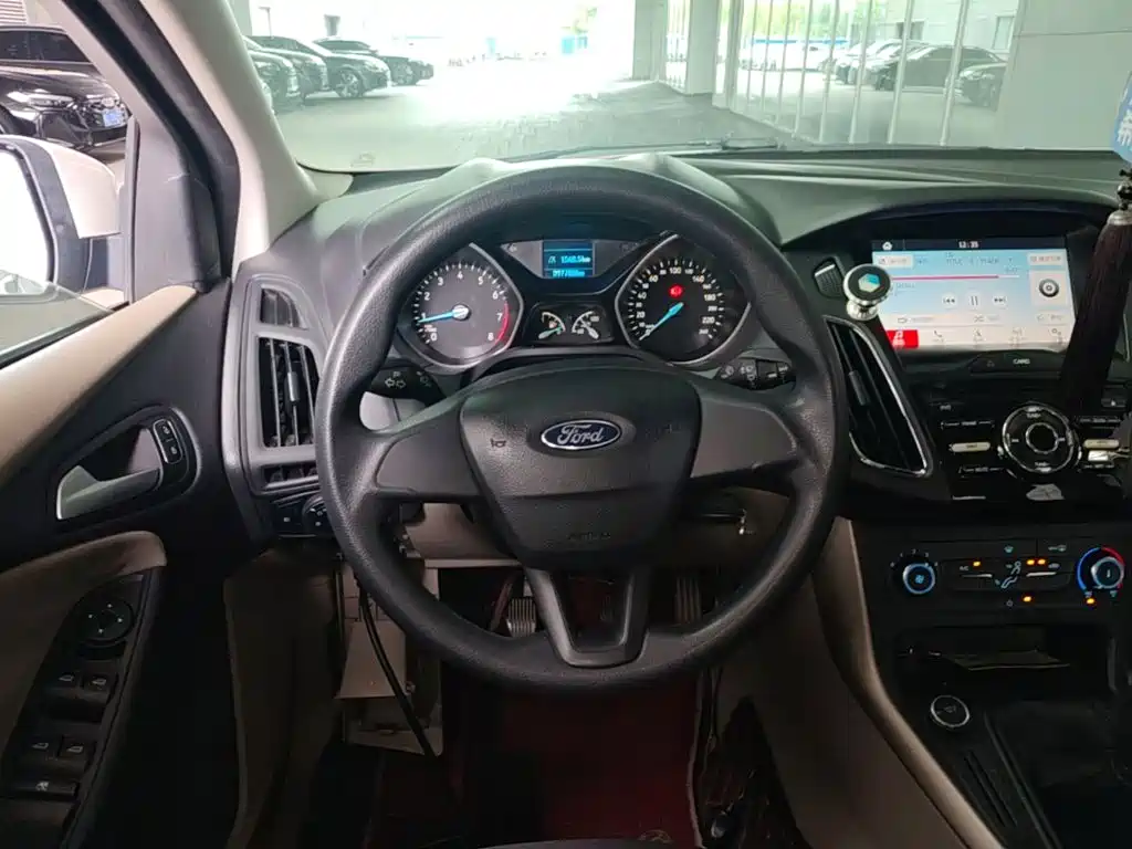 Фото 17 - Ford Focus