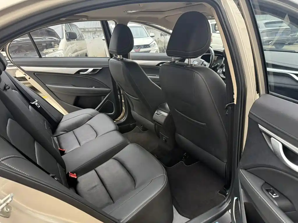Фото 14 - Geely Emgrand