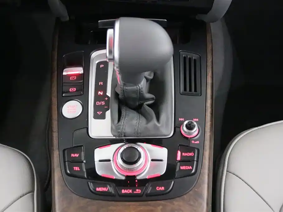 Фото 10 - Audi A4L