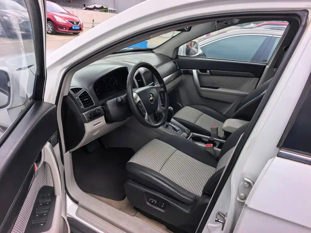Photo 7 - Chevrolet Captiva