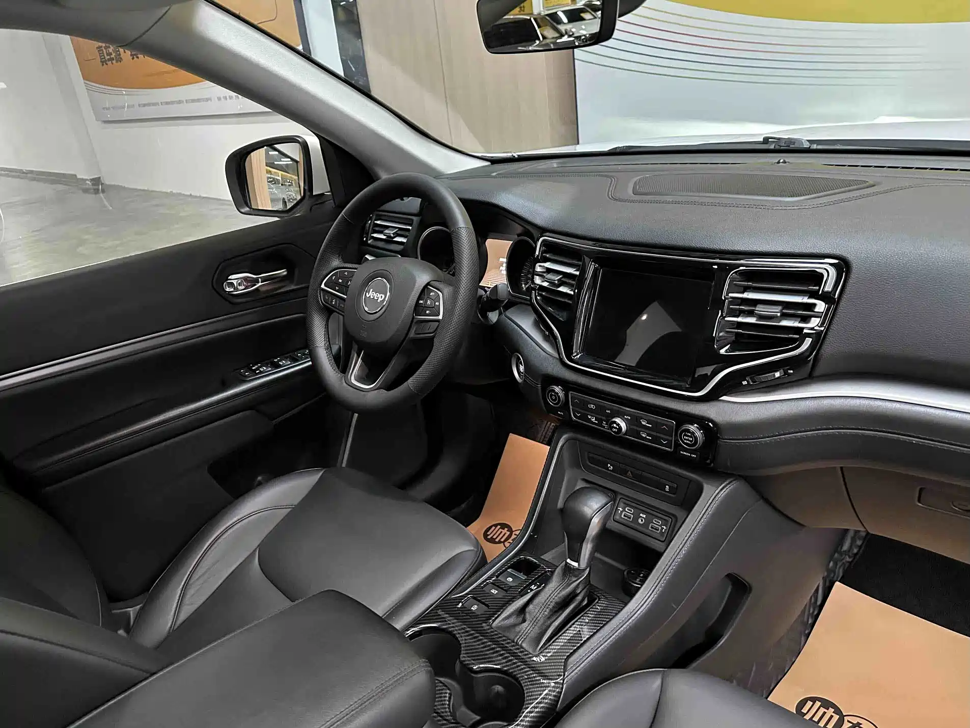 Фото 10 - Jeep Grand Commander