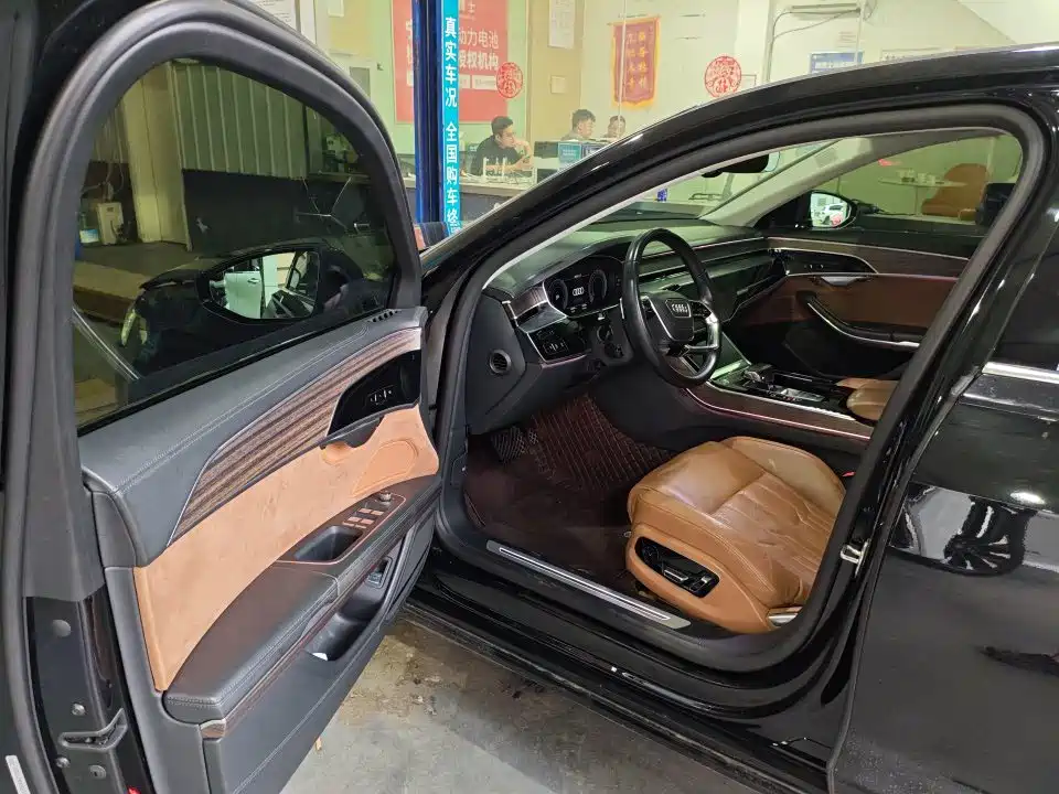Photo 3 - Audi A8