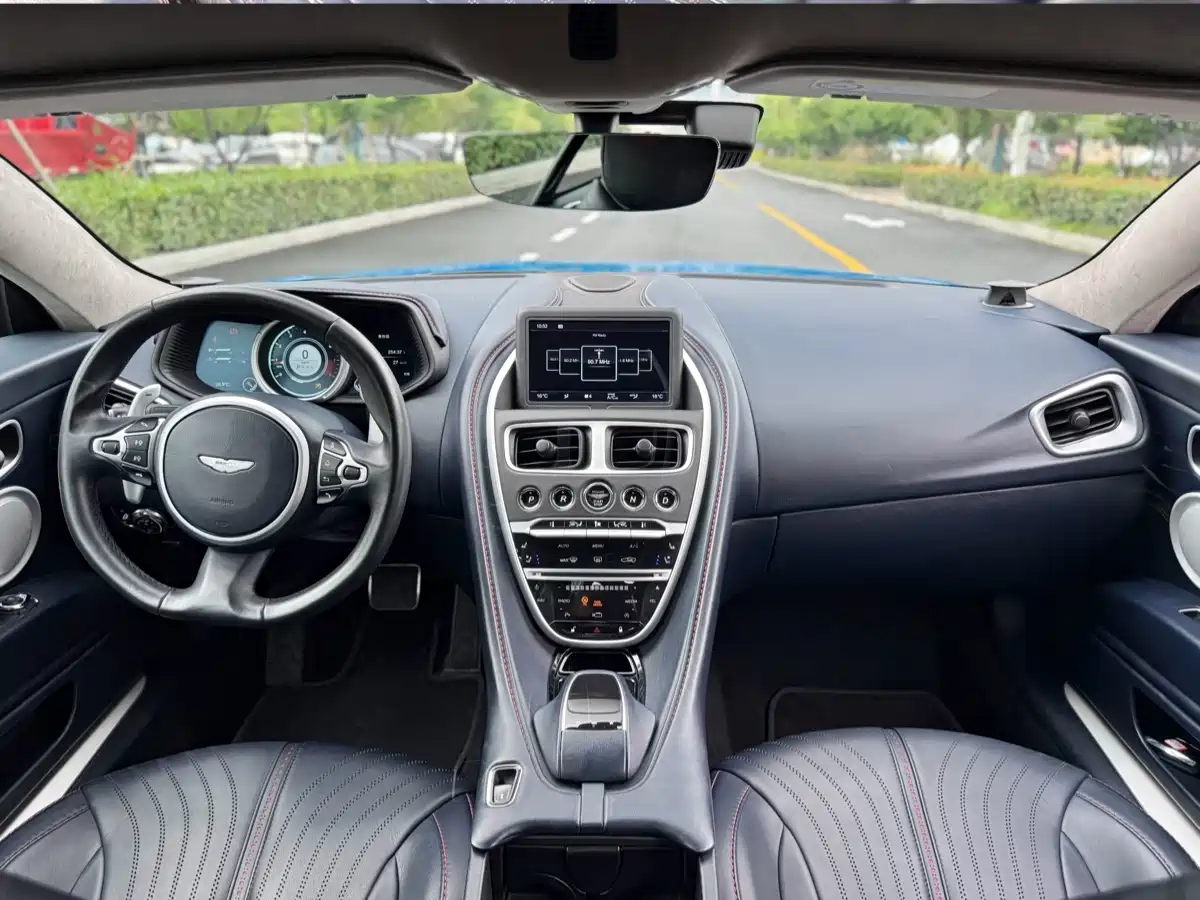 Фото 5 - Aston Martin DB11