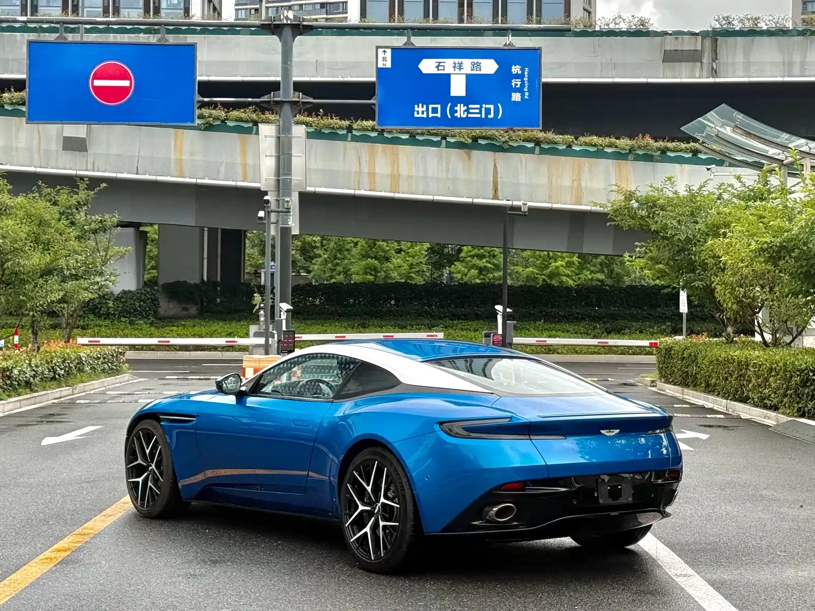 Фото 9 - Aston Martin DB11