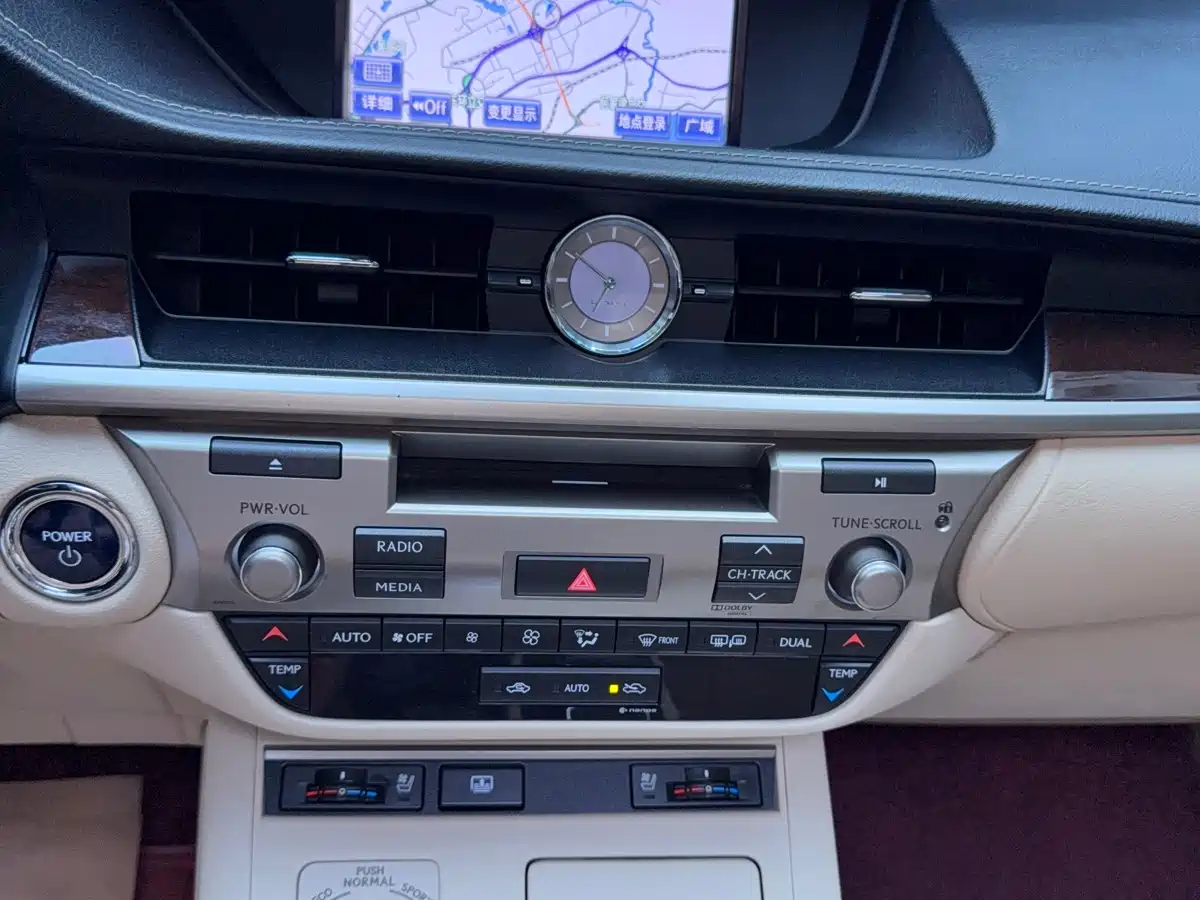 Lexus ES 2013 300h Luxury Edition фото 34