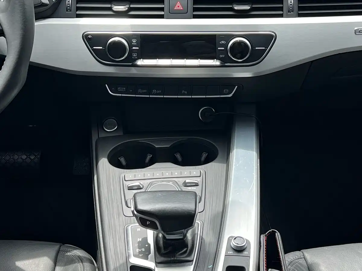 Фото 11 - Audi A4L