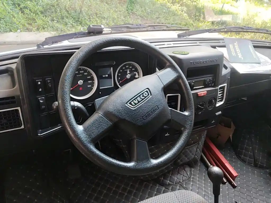 Iveco Daily 2023 2021 2.5T A35 M1 Bus 5-9 Seats Short Wheelbase Medium Roof Single Tire Manual Door