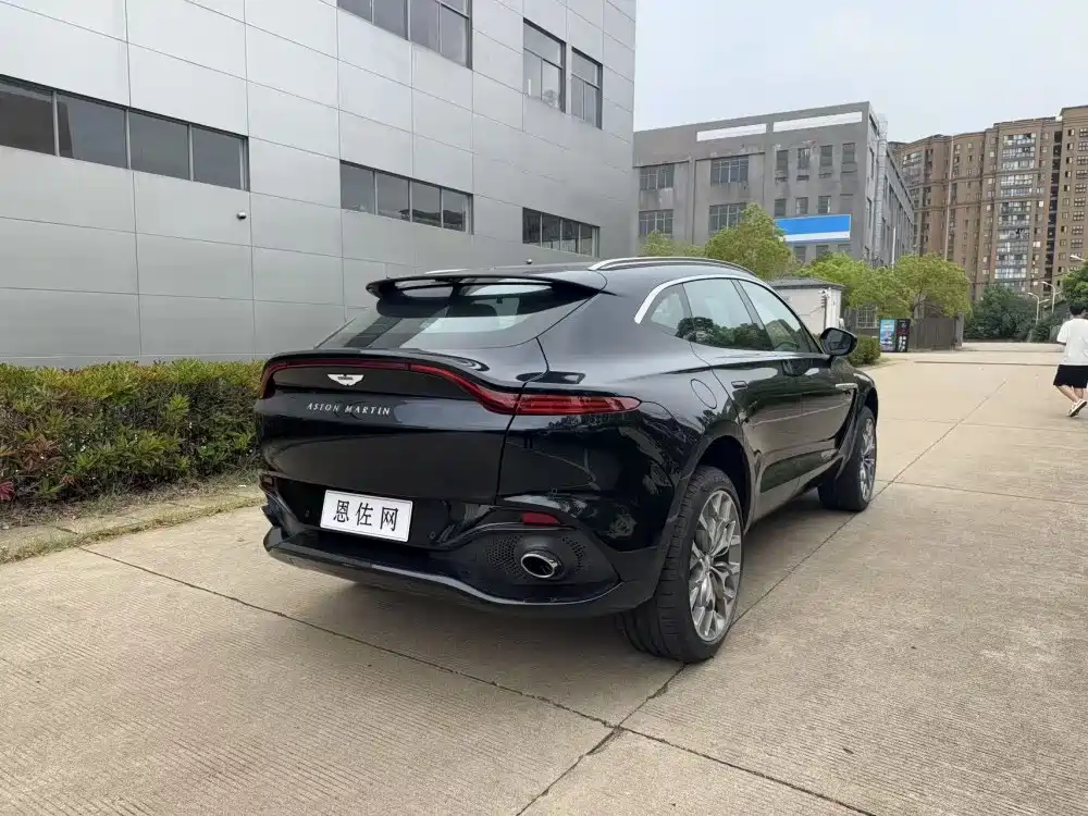 ASTON MARTIN DBX