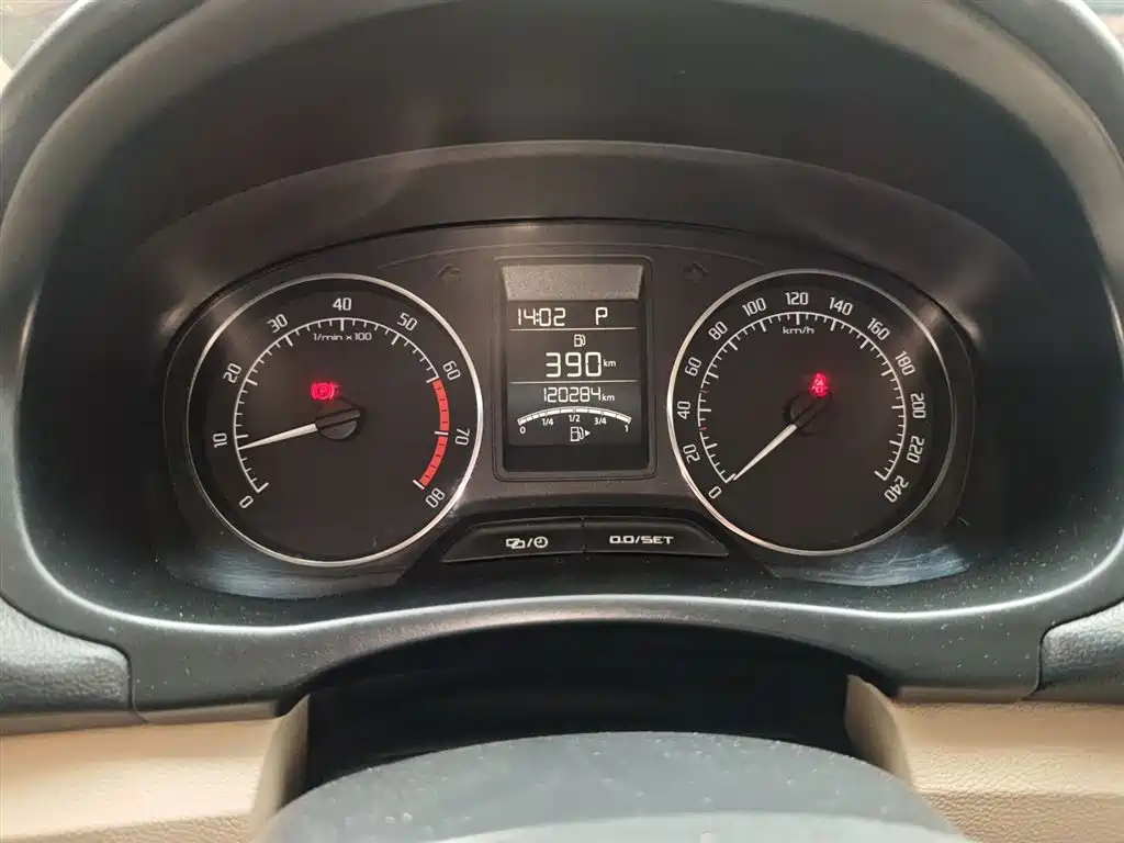 Škoda Fabia 2014 1.4L Automatic Crystal Spirit Edition фото 12
