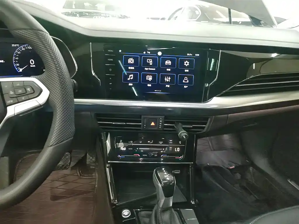 Volkswagen Passat 2025 Outstanding 380TSI Dragon Glory Edition фото 13