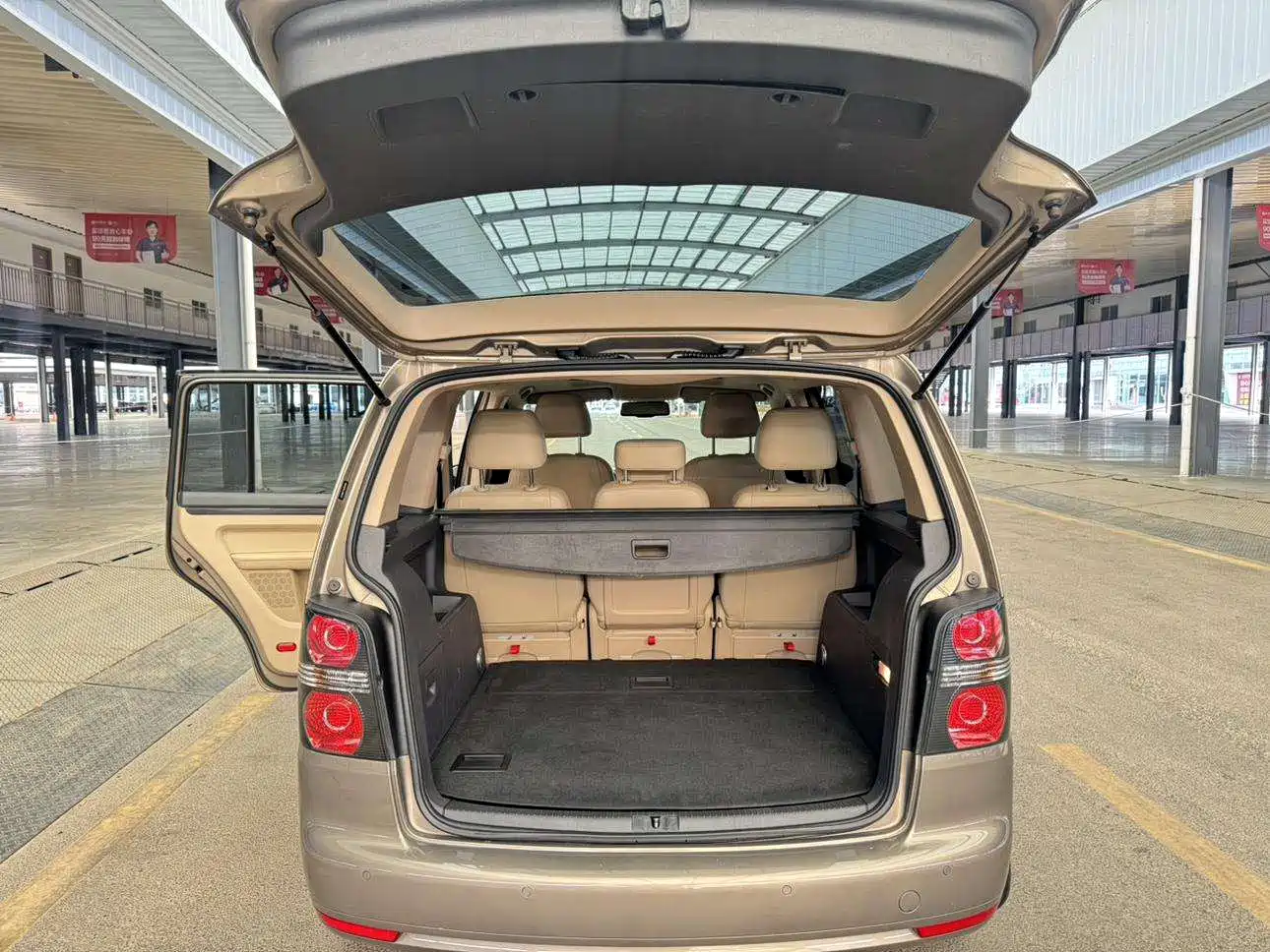 Фото 10 - Volkswagen Touran