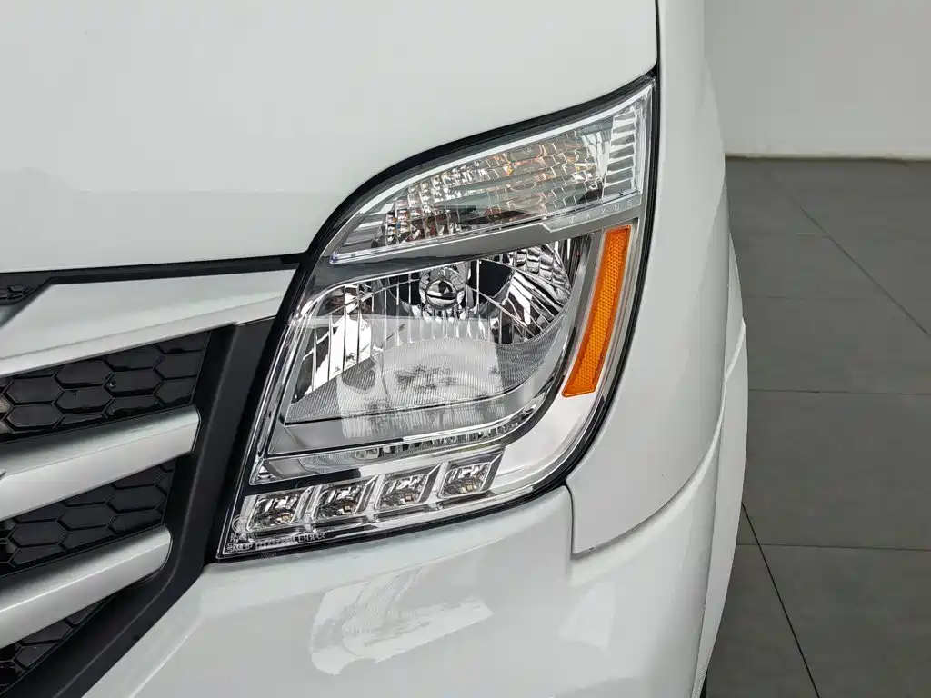SAIC Maxus Xintu V80 2025 2024 Model Year Aoyunton Value Edition 6MT Short Wheelbase Medium Roof 127Ps 5/6-Seater