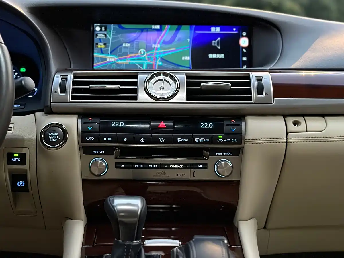 Фото 16 - Lexus LS