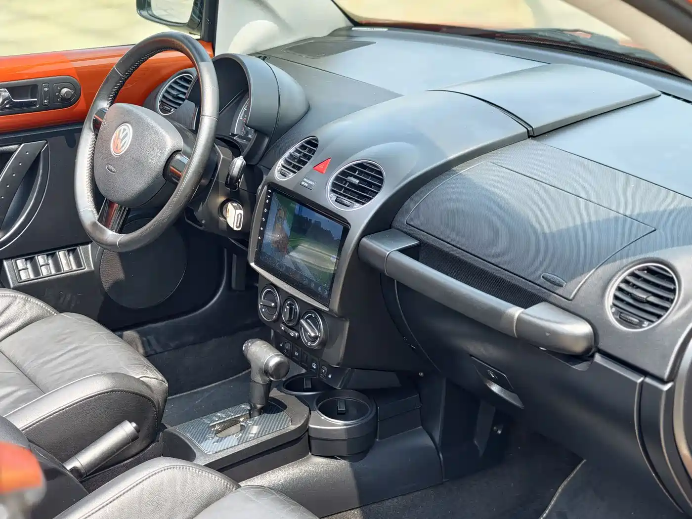 Volkswagen Beetle 2010 Model 2.0 BlackOrange Convertible Luxury Edition фото 10