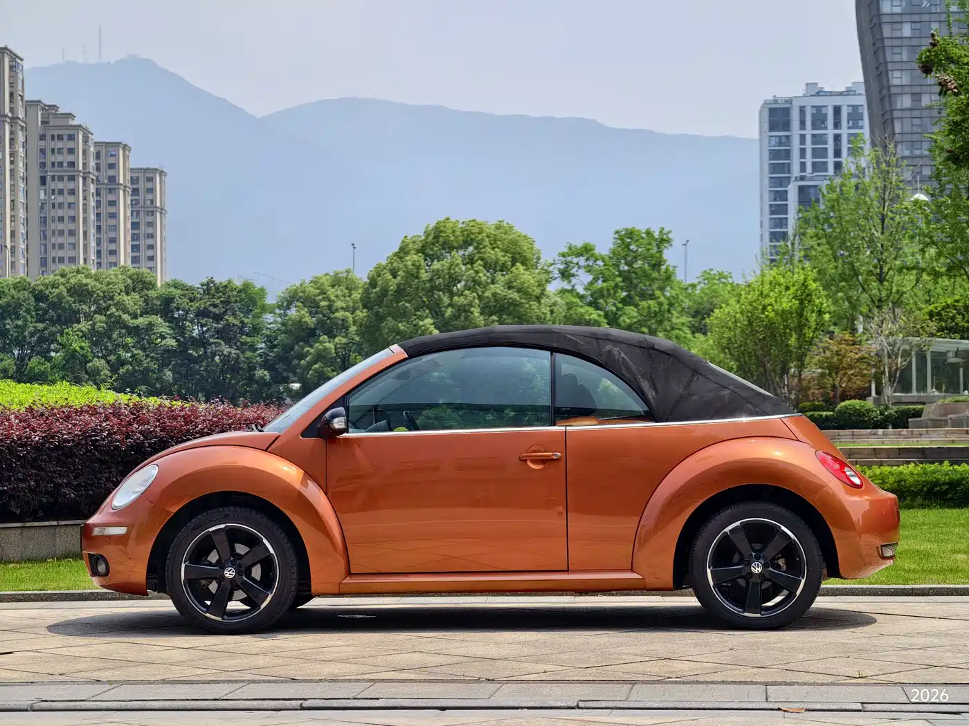 Volkswagen Beetle 2010 Model 2.0 BlackOrange Convertible Luxury Edition фото 4