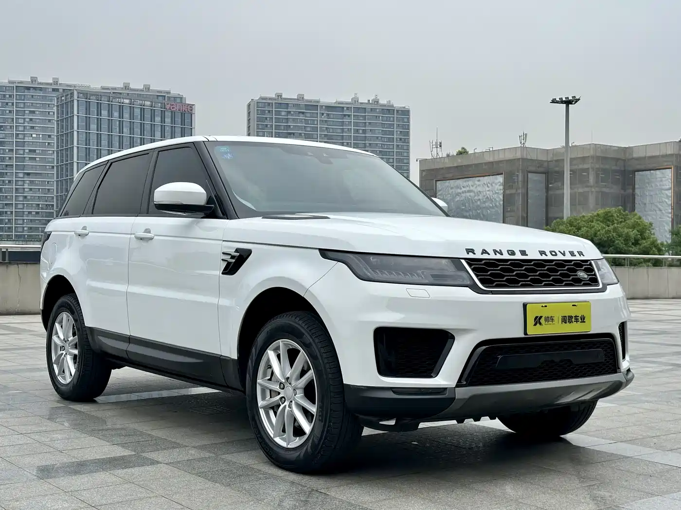 Land Rover Range Rover Sport 2019 3.0 SC V6 Special Edition фото 3